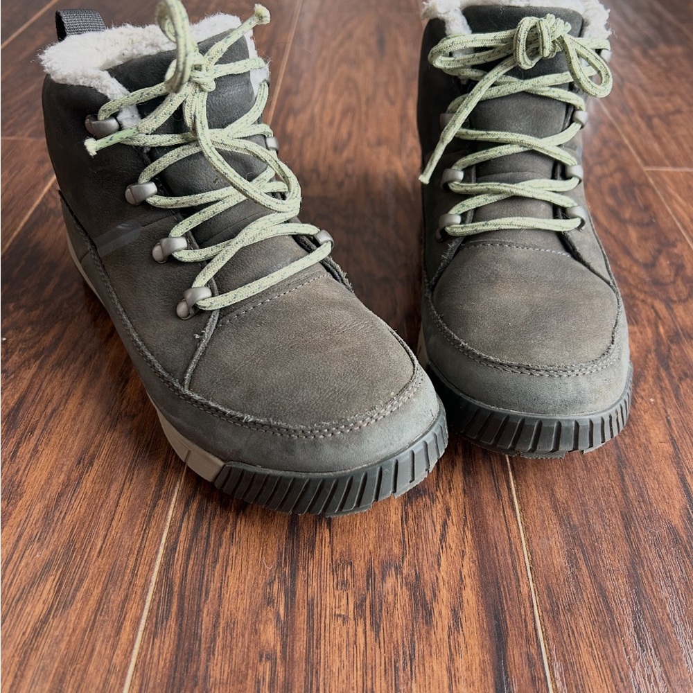 The North Face Gray Ankle Boots with Cream Accents